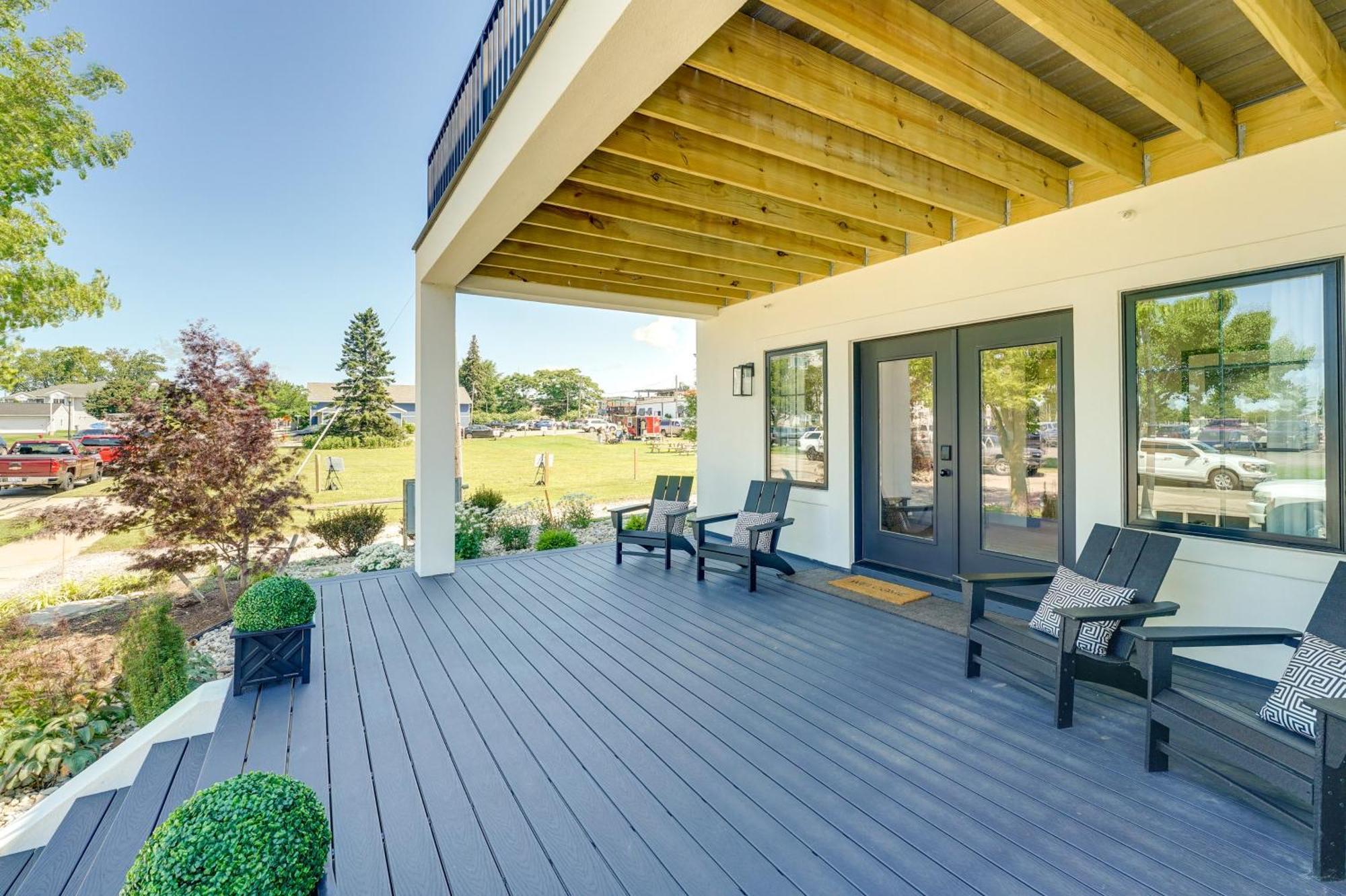 Modern Ludington Apartment Across From The Lake! Exterior photo