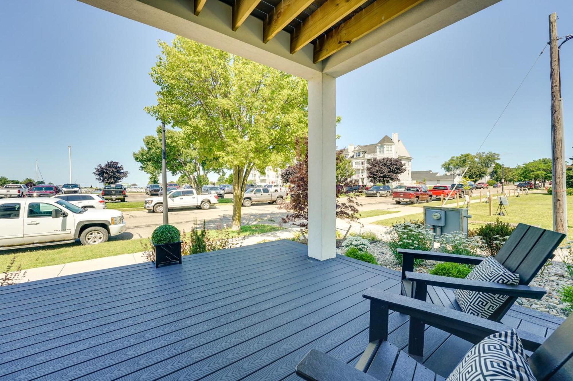 Modern Ludington Apartment Across From The Lake! Exterior photo