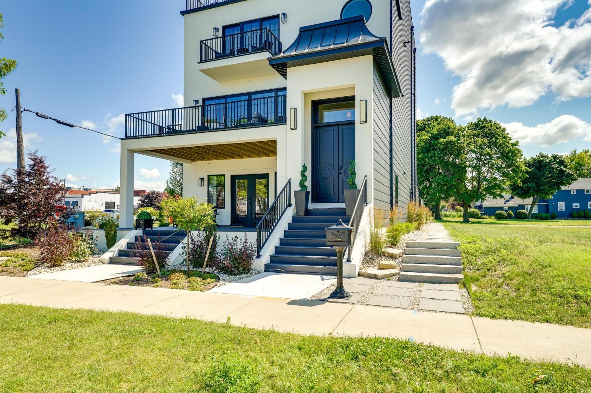 Modern Ludington Apartment Across From The Lake! Exterior photo