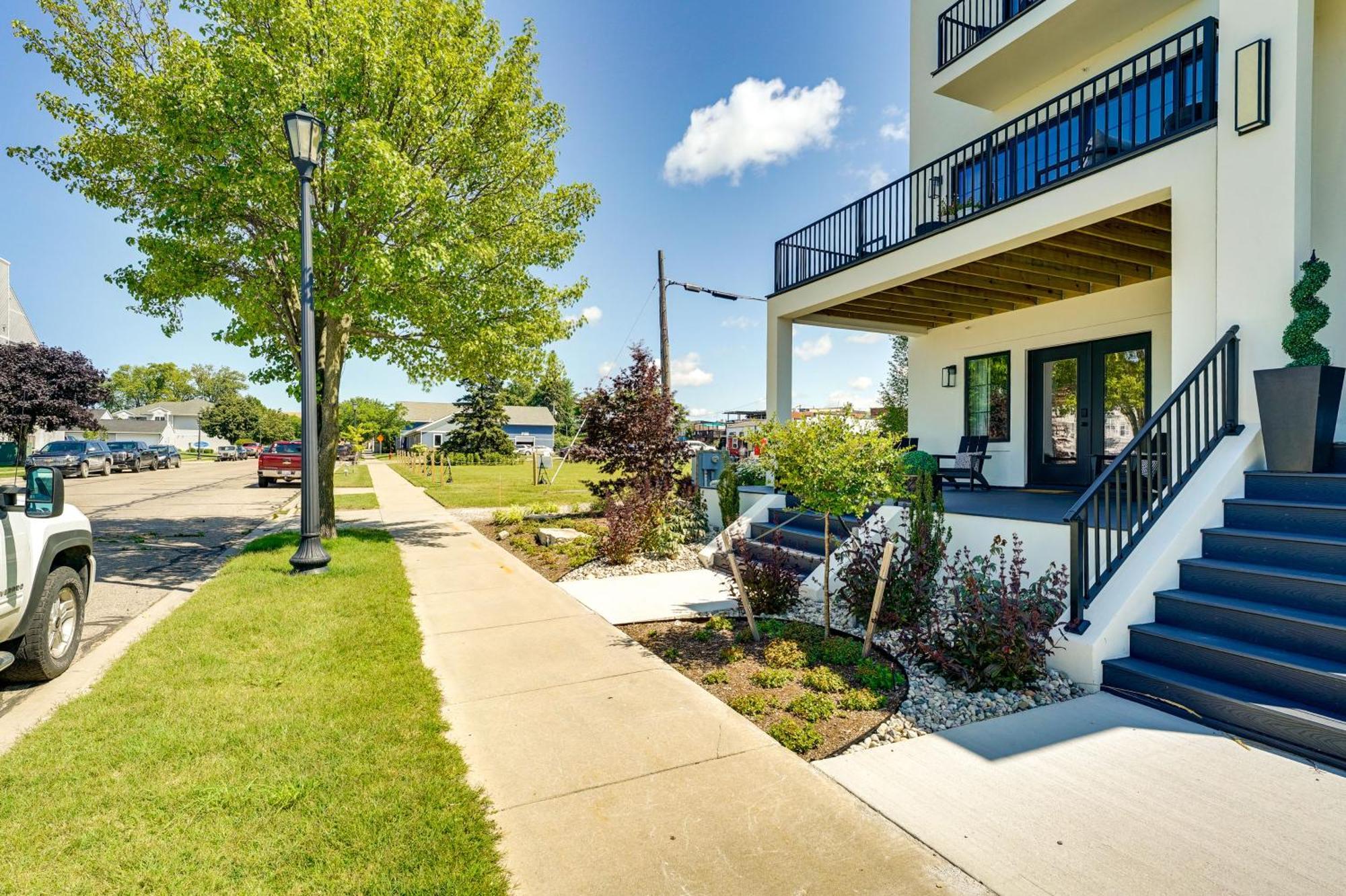 Modern Ludington Apartment Across From The Lake! Exterior photo