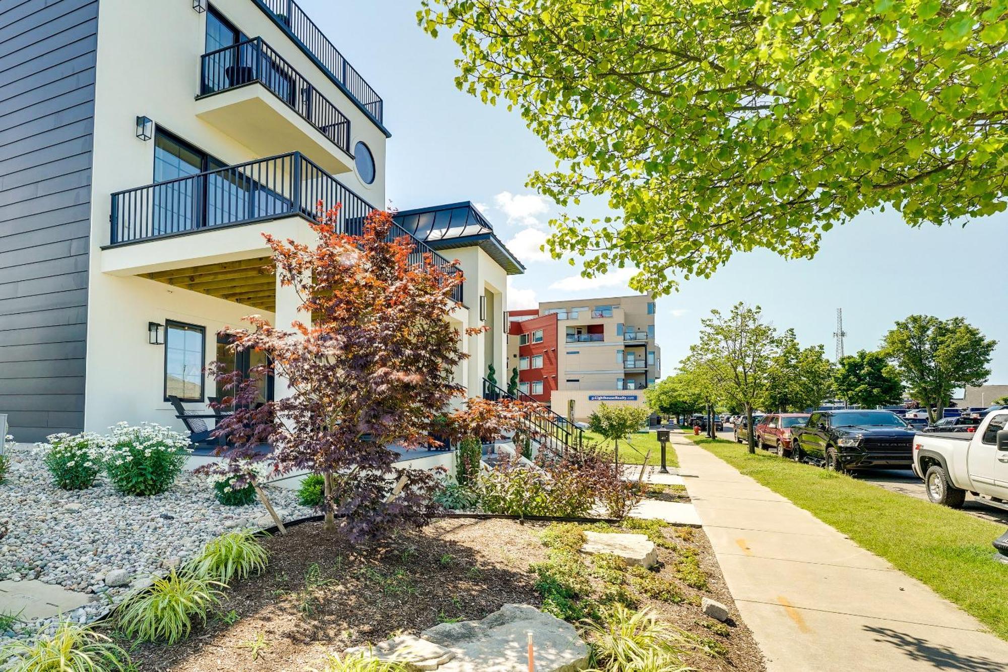 Modern Ludington Apartment Across From The Lake! Exterior photo